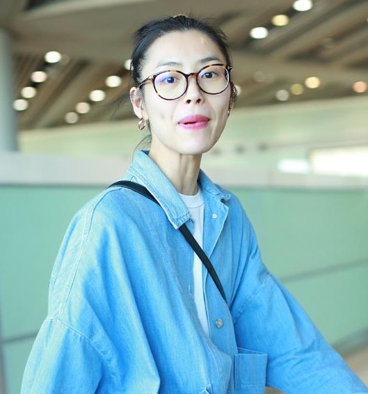 刘雯丸子头清爽减龄：清爽利落（图）