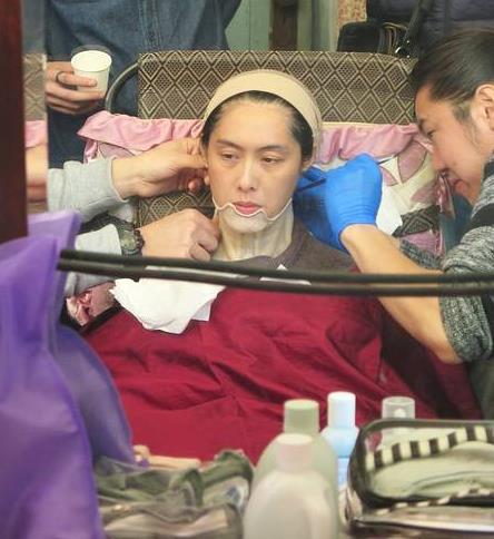 朱茵变妆全过程:惊悚电影《古宅》化10小时特技妆 朱茵变妆全过程:惊悚电影《古宅》化10小时特技妆