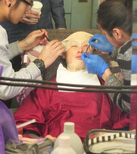 朱茵变妆全过程:惊悚电影《古宅》化10小时特技妆 朱茵变妆全过程:惊悚电影《古宅》化10小时特技妆