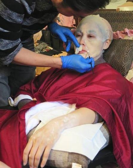 朱茵变妆全过程:惊悚电影《古宅》化10小时特技妆 朱茵变妆全过程:惊悚电影《古宅》化10小时特技妆