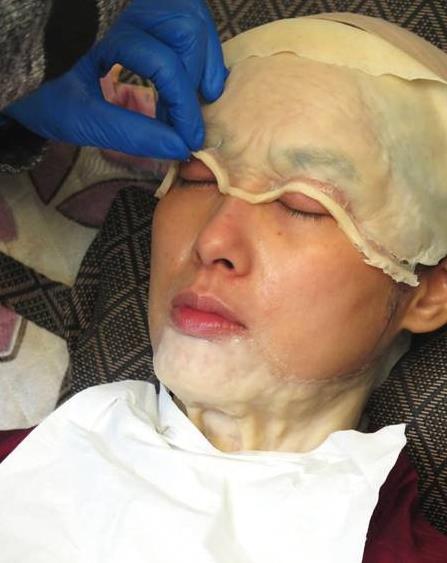 朱茵变妆全过程:惊悚电影《古宅》化10小时特技妆 朱茵变妆全过程:惊悚电影《古宅》化10小时特技妆