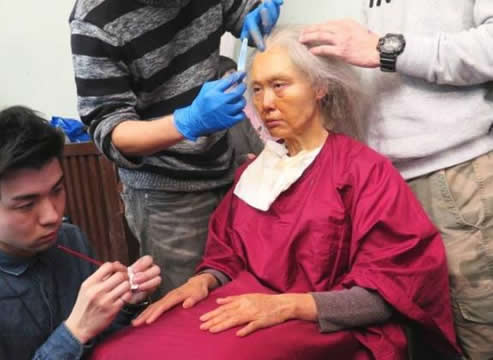 朱茵变妆全过程:惊悚电影《古宅》化10小时特技妆 朱茵变妆全过程:惊悚电影《古宅》化10小时特技妆