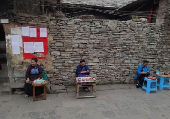 穿青人的身份证图片：穿青人图片和穿青族服装