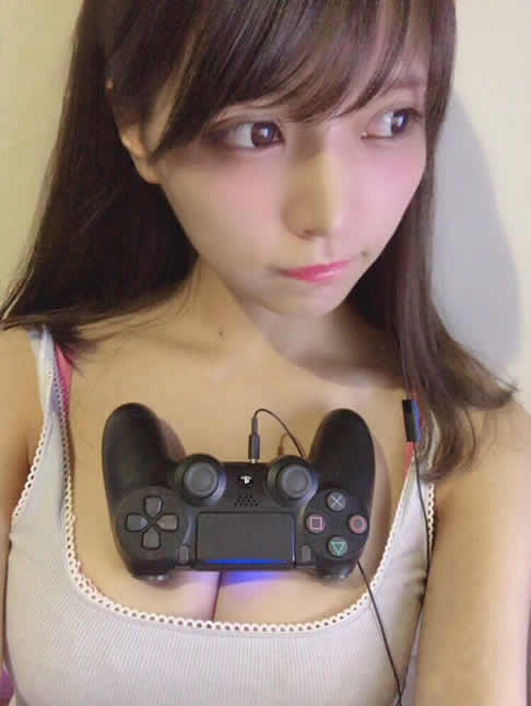 妹子，手柄可不是用来按摩胸部的