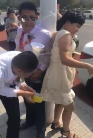 伴娘新郎被绑路灯：路灯下的婚礼喜气洋洋（图）