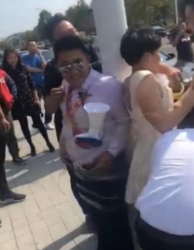 伴娘新郎被绑路灯：路灯下的婚礼喜气洋洋（图）