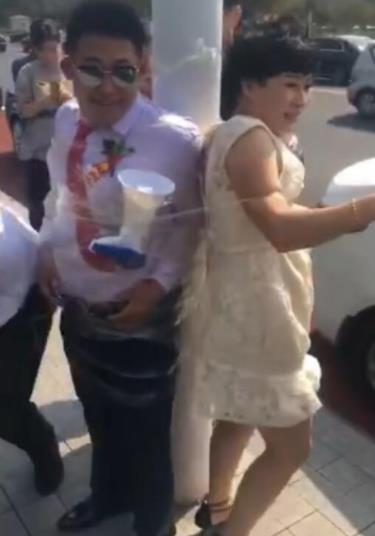 伴娘新郎被绑路灯：路灯下的婚礼喜气洋洋（图）