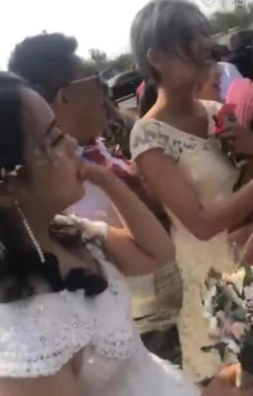 伴娘新郎被绑路灯：路灯下的婚礼喜气洋洋（图）