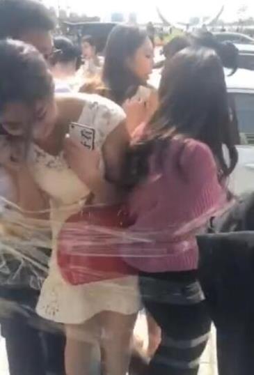 伴娘新郎被绑路灯事件：婚礼众人寻欢在一起（图）