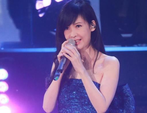 周慧敏冻龄似小仙女:只看照片你觉得她多少岁(图) 周慧敏冻龄似小仙女:只看照片你觉得她多少岁(图)