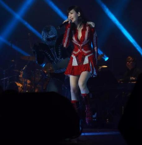 周慧敏冻龄似小仙女:只看照片你觉得她多少岁(图) 周慧敏冻龄似小仙女:只看照片你觉得她多少岁(图)