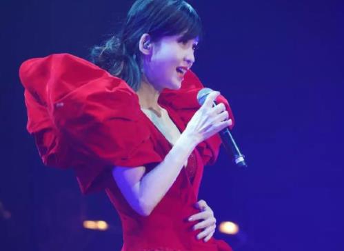 周慧敏冻龄似小仙女:只看照片你觉得她多少岁(图) 周慧敏冻龄似小仙女:只看照片你觉得她多少岁(图)