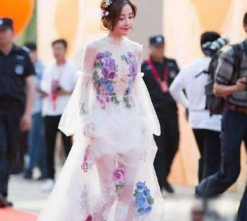 女明星们可真敢穿：冯提莫薄纱裙关键部位小图案遮挡