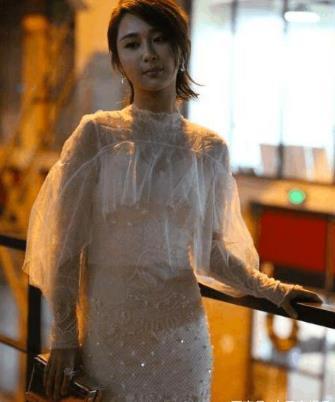 女明星们可真敢穿：冯提莫薄纱裙关键部位小图案遮挡