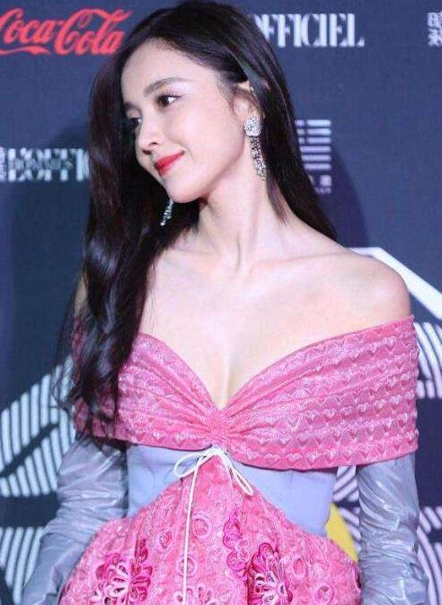 女明星们可真敢穿：冯提莫薄纱裙关键部位小图案遮挡