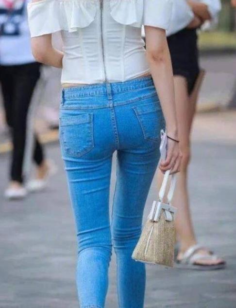 牛仔裤美女包裹迷人窈窕身材：2018时髦的小女人