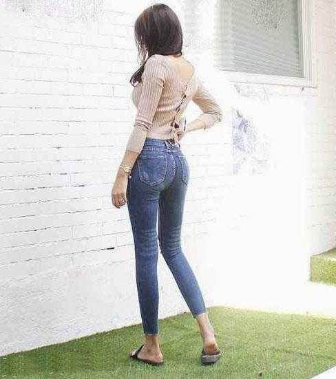 牛仔裤美女包裹迷人窈窕身材：2018时髦的小女人