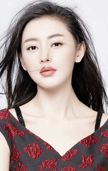 张天爱甜笑显娇羞：遇粉丝送花有礼貌（图）