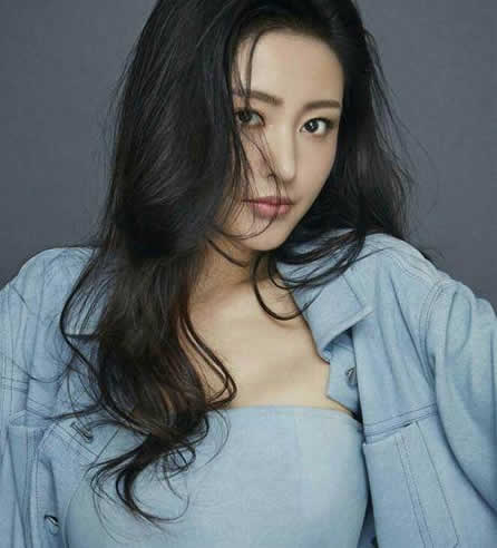 张天爱甜笑显娇羞：遇粉丝送花有礼貌（图）