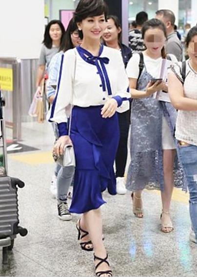 赵雅芝穿学院风套装:赵雅芝美照穿搭时尚(图) 赵雅芝穿学院风套装:赵雅芝美照穿搭时尚(图)