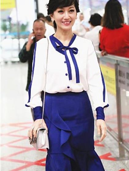 赵雅芝穿学院风套装:赵雅芝美照穿搭时尚(图) 赵雅芝穿学院风套装:赵雅芝美照穿搭时尚(图)