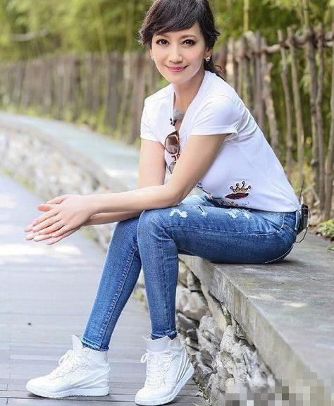 赵雅芝穿学院风套装:赵雅芝美照穿搭时尚(图) 赵雅芝穿学院风套装:赵雅芝美照穿搭时尚(图)