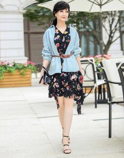 赵雅芝穿学院风套装:赵雅芝美照穿搭时尚(图) 赵雅芝穿学院风套装:赵雅芝美照穿搭时尚(图)