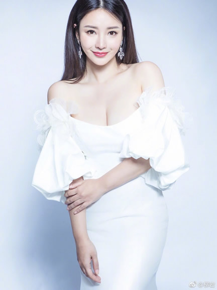 柳岩一字肩裙性感迷人：昔日柳岩一字肩装扮盘点