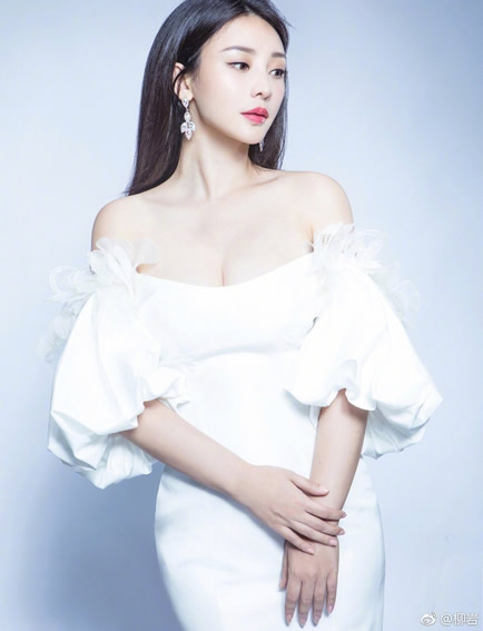 柳岩一字肩裙性感迷人：昔日柳岩一字肩装扮盘点