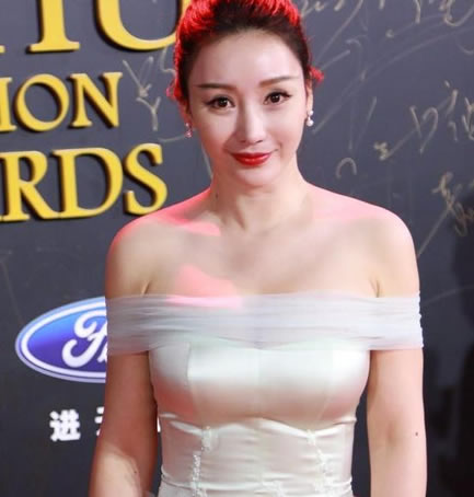 柳岩一字肩裙性感迷人：昔日柳岩一字肩装扮盘点