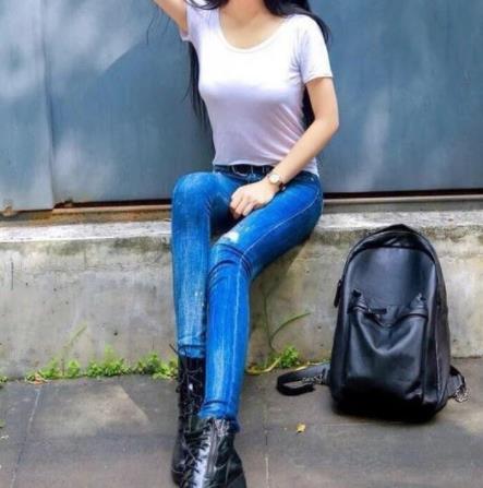 妹子身材腿型这么美：紧身牛仔裤出街满满女人味