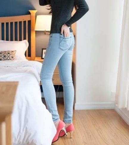 妹子身材腿型这么美：紧身牛仔裤出街满满女人味