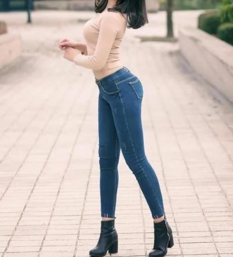 妹子身材腿型这么美:紧身牛仔裤出街满满女人味 妹子身材腿型这么美:紧身牛仔裤出街满满女人味