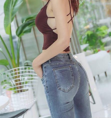 女人紧身裤简洁优雅：修长的双腿身姿妖艳动人