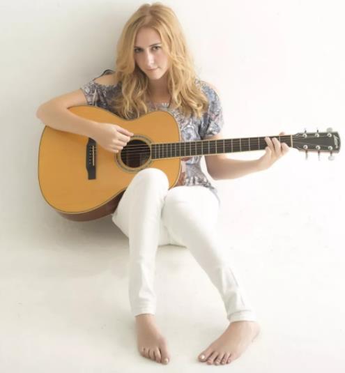 christine welch个人资料经历：美国歌手但中文非常好