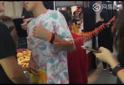 男子绳牵女友逛街：防丢绳牵着有安全感（图）