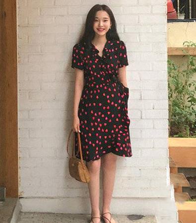 气质小姐姐简单穿搭：2018初秋展现迷人魅力