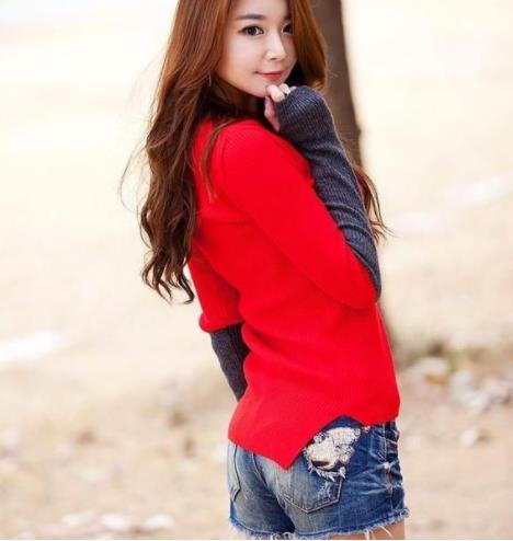 气质小姐姐简单穿搭：2018初秋展现迷人魅力