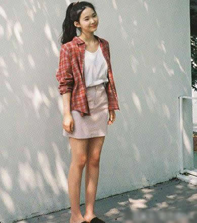 气质小姐姐简单穿搭：2018初秋展现迷人魅力