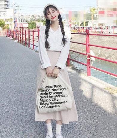 气质小姐姐简单穿搭：2018初秋展现迷人魅力