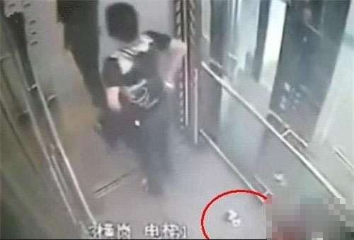 盘点奇葩疯狂的10个女人：地铁内当众更衣你见过吗