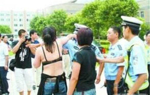 盘点奇葩疯狂的10个女人:地铁内当众更衣你见过吗 盘点奇葩疯狂的10个女人:地铁内当众更衣你见过吗