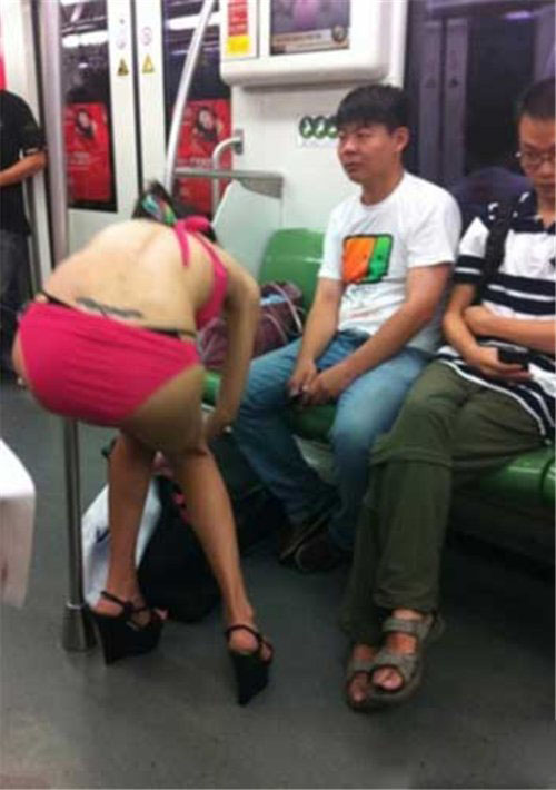 盘点奇葩疯狂的10个女人：地铁内当众更衣你见过吗