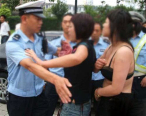 盘点奇葩疯狂的10个女人:地铁内当众更衣你见过吗 盘点奇葩疯狂的10个女人:地铁内当众更衣你见过吗