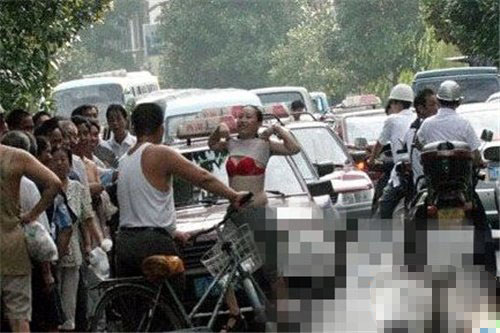 盘点奇葩疯狂的10个女人:地铁内当众更衣你见过吗 盘点奇葩疯狂的10个女人:地铁内当众更衣你见过吗