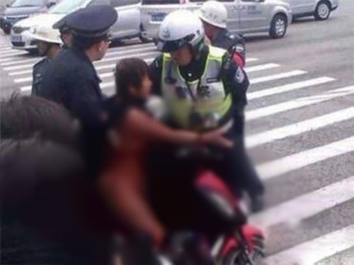 盘点奇葩疯狂的10个女人:地铁内当众更衣你见过吗 盘点奇葩疯狂的10个女人:地铁内当众更衣你见过吗