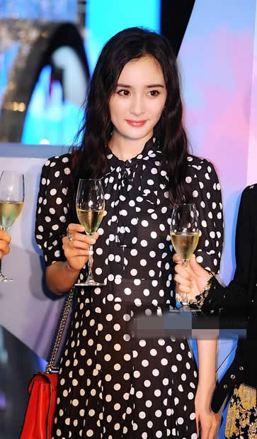 杨幂波点裙似少女：回眸蜜笑淑女范十足（图）