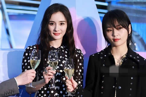 杨幂波点裙似少女：回眸蜜笑淑女范十足（图）