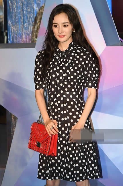 杨幂波点裙似少女：回眸蜜笑淑女范十足（图）