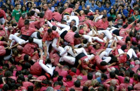 6000人玩叠罗汉:场面蔚为壮观(密集恐惧慎入) 6000人玩叠罗汉:场面蔚为壮观(密集恐惧慎入)